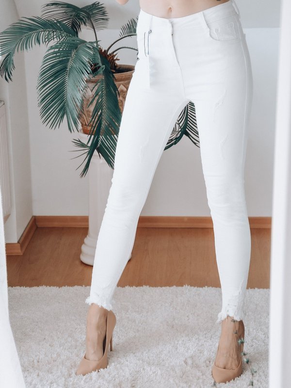 WHITE PANTS WITH WIPES